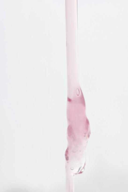 无人,竖图,俯视,室内,特写,白天,白色背景,水,静物,阴影,朦胧,模糊,反射,液体,影子,水滴,粉色,摄影,影棚,凝胶,倾泻,倾注,泼洒,彩图,高角度拍摄,影棚拍摄,拍摄