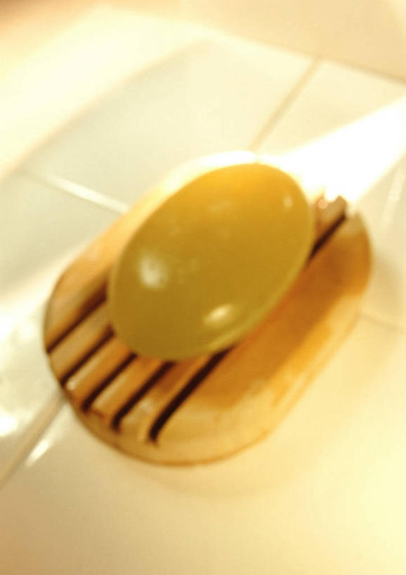 无人,竖图,俯视,室内,特写,白天,化妆,美容,静物,一块,护肤,阴影,反射,影子,盒子,一个,黄色,化妆品,容器,肥皂,肥皂盒,香皂,日用品,洗浴用品,清洁,保养,享受,休闲,放松,保健,单个,储藏,护肤品,化妆用品,储存,护肤用品,舒缓,养颜,去污,紧肤,嫩肤,洗涤,彩图,高角度拍摄,贮存