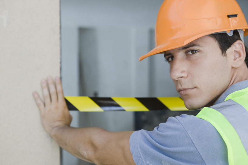 西方人,一个人,工程师,建筑工人,建筑师,站,笑,摸,微笑,横图,室内,特写,白天,工作服,制服,欧洲,欧洲人,仅一个男性,仅一个人,一排,撑,服装,朦胧,模糊,整齐,墙,注视,休闲装,墙壁,墙面,排列,仅一个年轻男性,一个,背面,衣服,黄色,黑色,安全帽,按,观察,看,站着,转头,休闲,休闲服,服饰,单个,观看,贴纸,横条,察看,撑着,队列,关注,工作制服,男人,男性,年轻男性,白种人,技师,建筑工,建筑设计师,触摸,接触,站立,半身,彩图,工作套服