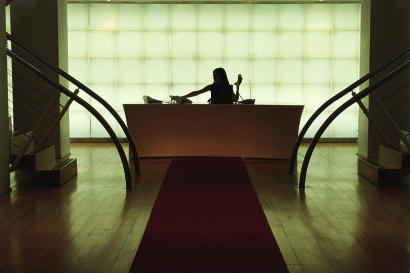 西方人,一个人,办公室,栏杆,坐,打电话,横图,室内,白天,正面,地板,楼梯,桌子,电话,椅子,照明,欧洲,欧洲人,仅一个年轻女性,仅一个女性,仅一个人,一排,许多,握,阴影,服装,整齐,反射,壁灯,方格,扶手,影子,办公桌,阶梯,墙,灯光,地面,拿,拿着,休闲装,通讯设备,护栏,木地板,墙壁,墙面,台阶,灯,排列,两个,一个,衣服,绿色,话筒,灯具,休闲,休闲服,电话线,握着,服饰,单个,照亮,三台,照明设备,队列,交流,年轻女性,女人,女性,白种人,电话机,沟通,通话,坐着,半身,彩图