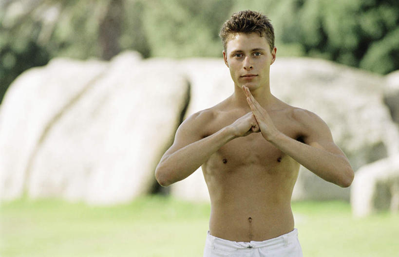 西方人,头发,一个人,站,笑,摸,微笑,横图,室外,特写,白天,正面,锻炼,运动,草地,草坪,石头,植物,欧洲,欧洲人,仅一个男性,仅一个人,一堆,许多,阴影,堆叠,堆积,服装,朦胧,模糊,光线,石子,影子,注视,休闲装,草,树,树木,仅一个年轻男性,衣服,黄色,绿色,阳光,自然,观察,看,握拳,站着,休闲,休闲服,服饰,生长,成长,赤裸,观看,堆,功夫,察看,关注,体育,男人,男性,年轻男性,白种人,石块,触摸,接触,站立,半身,彩图,健身