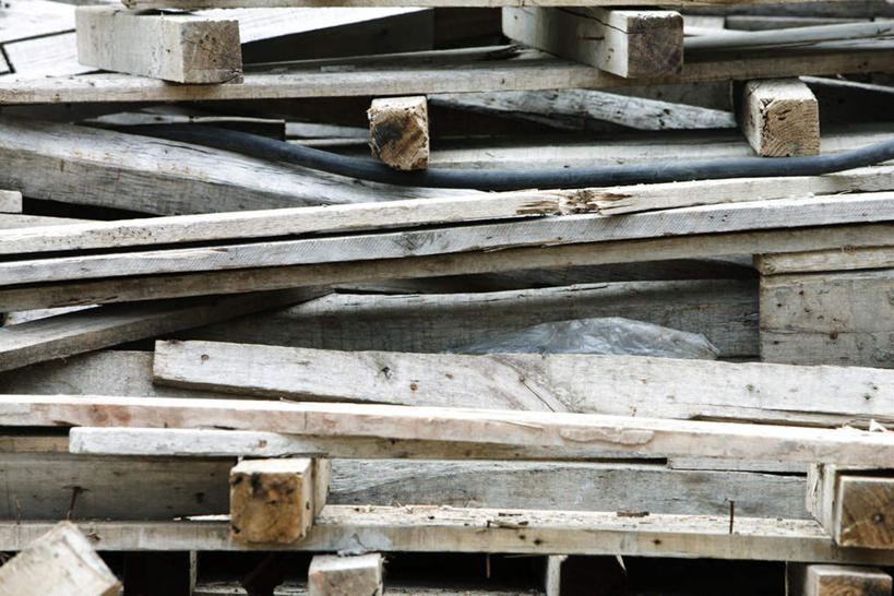 无人,横图,室外,特写,白天,正面,建筑,一堆,许多,阴影,堆叠,堆积,光线,铁,金属,材料,钉子,木板,木条,木头,影子,阳光,堆,尖锐,彩图