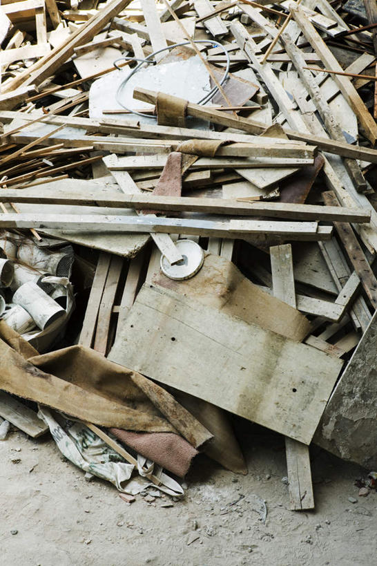 无人,竖图,俯视,室外,特写,白天,石头,建筑,一堆,阴影,堆叠,堆积,光线,材料,木板,木条,木头,石子,影子,地面,阳光,堆,石块,彩图,高角度拍摄