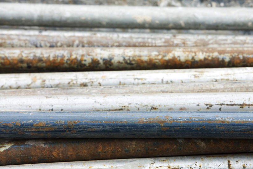 无人,横图,室外,特写,白天,正面,建筑,一堆,一排,许多,阴影,堆叠,堆积,朦胧,模糊,整齐,生锈,光线,铁,金属,材料,影子,排列,阳光,堆,铁管,队列,彩图