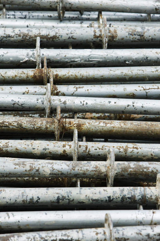无人,竖图,俯视,室外,特写,白天,建筑,一堆,一排,许多,堆叠,堆积,整齐,生锈,铁,金属,材料,排列,堆,铁管,队列,彩图,高角度拍摄