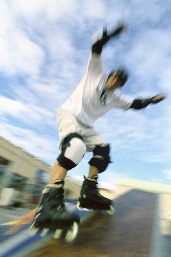 西方人,一个人,运动场,站,举,竖图,室外,白天,正面,锻炼,旅游,度假,游戏,运动,欧洲,欧洲人,仅一个男性,仅一个人,一副,一双,滑,朦胧,模糊,云,云朵,刀具,玩,云彩,注视,娱乐,仅一个年轻男性,一个,蓝色,白云,蓝天,天空,安全帽,手套,天,观察,看,托,站着,享受,休闲,放松,单个,观看,活动,察看,滑轮,发泄,关注,消遣,智力,室外运动,户外运动,宣泄,男人,男性,年轻男性,白种人,举起,举手,举着,玩耍,嬉戏,向上举,向上伸,向上托,站立,彩图,全身,健身,运动装