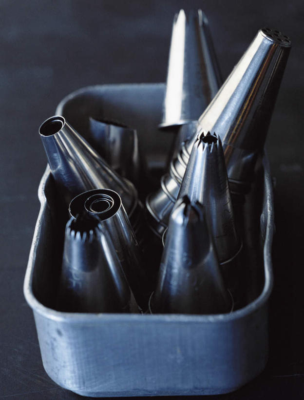 无人,竖图,俯视,室内,特写,白天,一排,许多,阴影,黑色背景,朦胧,模糊,整齐,反射,桶,影子,玻璃制品,酒瓶,排列,一个,玻璃瓶,瓶子,容器,啤酒瓶,摄影,影棚,单个,储藏,储存,队列,彩图,高角度拍摄,影棚拍摄,拍摄,贮存