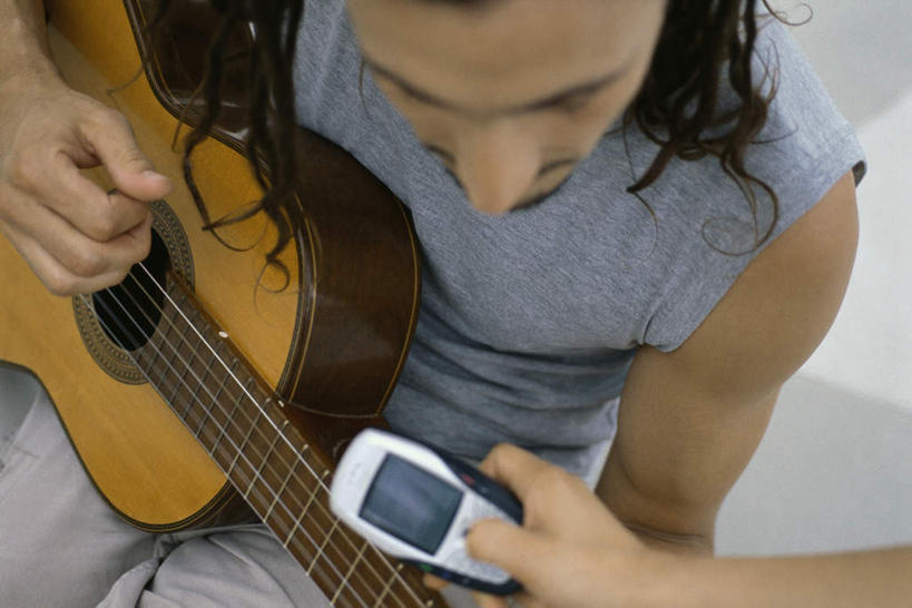 西方人,头发,两个人,伙伴,朋友,站,坐,捧,打电话,横图,俯视,室内,特写,白天,友谊,电话,手机,欧洲,欧洲人,一把,握,背心,吉他,乐器,弦乐器,弹奏,拿,拿着,注视,通讯设备,黄色,蓝色,黑色,观察,看,站着,握着,观看,察看,关注,弹拨弦鸣乐器,一部,交流,友情,男人,男性,年轻男性,白种人,卷发,端,端着,沟通,捧着,手捧,通话,站立,坐着,半身,彩图,高角度拍摄,弹拨弦乐器