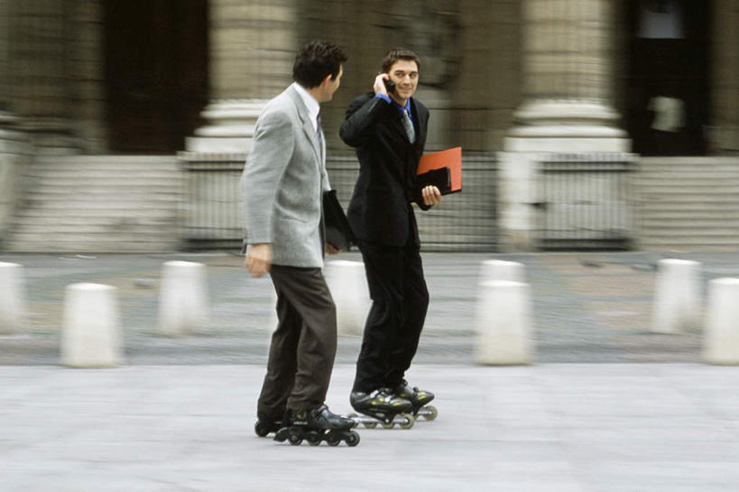 西方人,两个人,伙伴,朋友,商务人士,商务男性,家,栏杆,站,举,笑,打电话,微笑,露齿笑,横图,室外,特写,白天,侧面,衬衫,友谊,楼梯,道路,路,电话,手机,欧洲,欧洲人,许多,握,阴影,套装,朦胧,模糊,光线,材料,档案,扶手,文件,影子,房屋,阶梯,屋子,小路,地面,交通,拿,听,两双,拎,拿着,注视,通讯设备,护栏,楼房,相视,台阶,住宅,阳光,资料,观察,看,托,站着,面对面,握着,观看,对视,察看,滑轮,关注,文档,相对,商务装,工薪阶层,相看,一部,交流,友情,男人,男性,年轻男性,白种人,白领,上班族,沟通,举起,举手,举着,通话,向上举,向上伸,向上托,彩图,全身,衬衣,房子,拎着