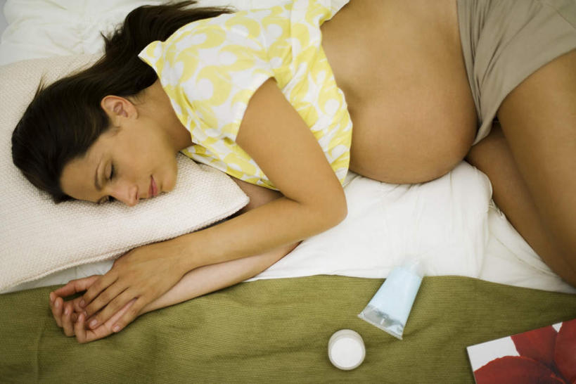 西方人,孕妇,头发,一个人,躺,举,闭眼,摸,睡,横图,俯视,室内,白天,床,靠垫,卧室,欧洲,欧洲人,仅一个年轻女性,仅一个女性,仅一个人,抚摸,床单,靠枕,被子,黄色,黑色,垫子,枕头,托,单人床,一瓶,被单,润肤霜,孕妇装,卧着,年轻女性,女人,女性,白种人,产妇,闭眼睛,闭着眼,闭着眼睛,触摸,接触,举起,举手,举着,困,困觉,寝息,睡觉,躺着,卧,向上举,向上伸,向上托,半身,彩图,高角度拍摄,睡房,卧房