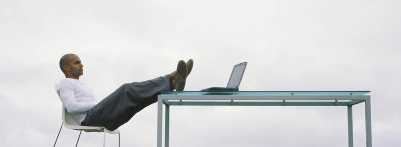 西方人,一个人,坐,横图,室外,白天,侧面,电脑,笔记本电脑,海浪,海洋,桌子,椅子,欧洲,欧洲人,仅一个男性,仅一个人,服装,网络,办公桌,浪花,水平线,辽阔,海平线,翘脚,注视,休闲装,通讯设备,仅一个年轻男性,一个,衣服,蓝色,蓝天,天空,海水,天,观察,看,休闲,广阔,休闲服,服饰,晴朗,单个,观看,一望无际,察看,无线,关注,通信设备,无线网络,海景,无线上网,便携式电脑,万里无云,无边无际,一马平川,手提电脑,男人,男性,年轻男性,白种人,大海,风浪,海,海水的波动,近岸浪,涌浪,晴空,晴空万里,坐着,彩图,全身,水天相接,水天一线