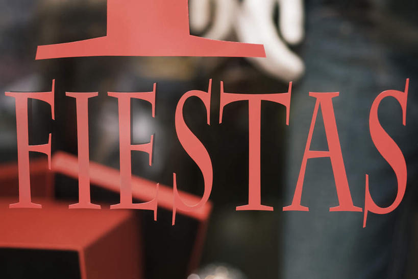 无人,横图,室外,特写,白天,正面,窗户,落地窗,橱窗,静物,一排,许多,朦胧,模糊,整齐,英文,标志,文字,字符,字母,标识,玻璃窗,排列,红色,英文字母,队列,彩图