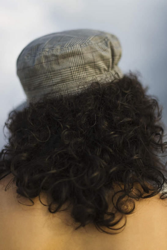 西方人,背部,背,头发,一个人,竖图,室内,白天,帽子,欧洲,欧洲人,仅一个年轻女性,仅一个女性,仅一个人,服装,休闲装,礼帽,背面,衣服,黑色,休闲,休闲服,服饰,年轻女性,女人,女性,白种人,半身,彩图