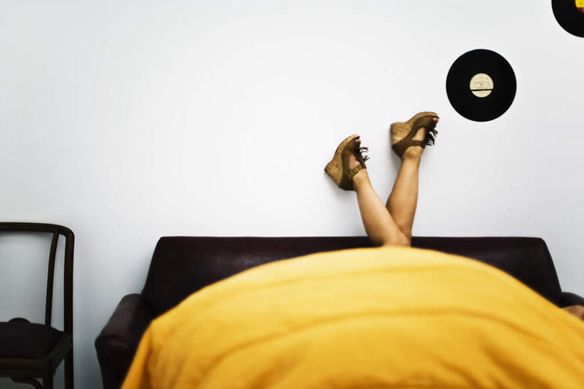 西方人,一个人,客厅,躺,横图,室内,白天,正面,沙发,椅子,欧洲,欧洲人,仅一个年轻女性,仅一个女性,仅一个人,服装,木椅,墙,抬腿,休闲装,墙壁,墙面,衣服,休闲,休闲服,服饰,起居室,布艺沙发,卧着,年轻女性,女人,女性,白种人,躺着,卧,半身,彩图