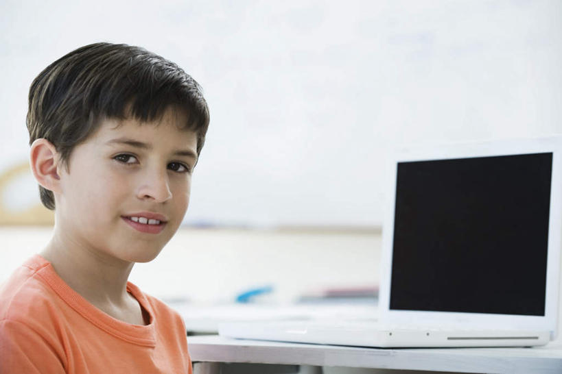 西方人,儿童,一个人,学校,教学楼,横图,室内,白天,正面,纯洁,电脑,笔记本电脑,欧洲,欧洲人,仅一个男性,仅一个人,服装,网络,测量,刻度,休闲装,通讯设备,校园,一个,小孩,衣服,白板,半圆尺,尺,仅一个小孩,休闲,休闲服,可爱,童年,童趣,角度,服饰,单个,测量工具,一台,量角器,尺子,衡量,无线,绘图,通信设备,无线网络,记录板,比例,无线上网,便携式电脑,童真,烂漫,无邪,记事板,测绘,量具,量仪,标度,天真,手提电脑,男孩,男人,男性,白种人,孩子,半身,彩图,教室楼,教学大楼,男生