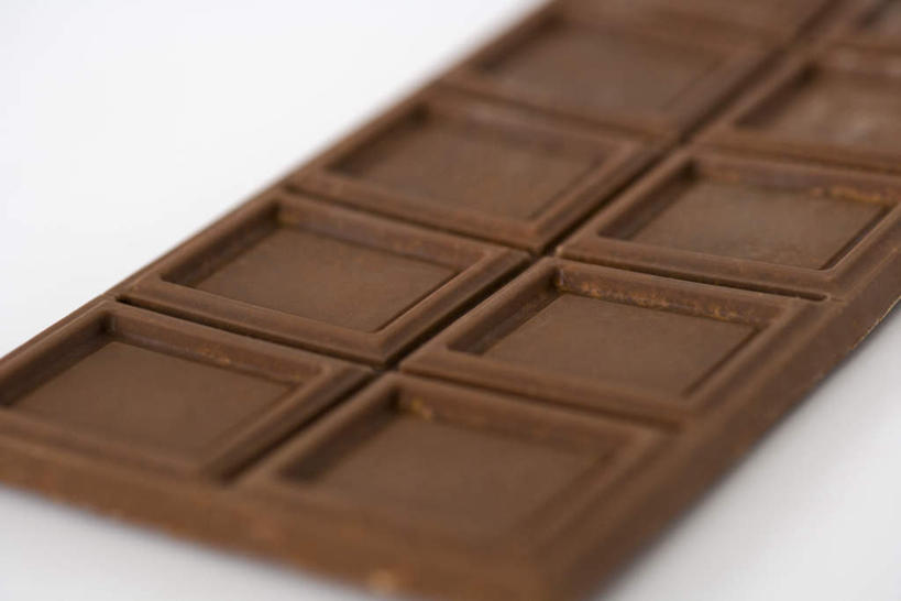 无人,横图,俯视,室内,特写,白天,白色背景,餐桌,桌子,一块,食品,糖,糖果,甜点,甜品,食物,甜食,巧克力,摄影,影棚,餐台,巧克力糖,彩图,高角度拍摄,影棚拍摄,拍摄