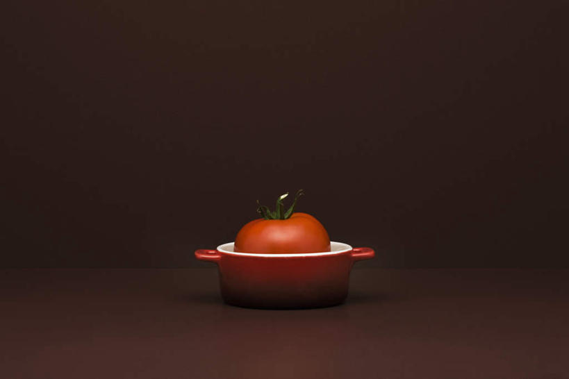 无人,横图,室内,特写,白天,正面,蔬菜,西红柿,厨具,新鲜,锅子,食品,食物,一个,摄影,有机食品,绿色食品,影棚,褐色背景,单个,锅具,进餐用具,烹调用具,番茄,彩图,影棚拍摄,拍摄,调理用具