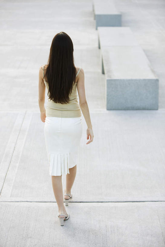 西方人,一个人,走,竖图,俯视,室外,白天,椅子,欧洲,欧洲人,仅一个年轻女性,仅一个女性,仅一个人,阴影,服装,光线,影子,休闲装,衣服,阳光,休闲,休闲服,石椅,服饰,年轻女性,女人,女性,白种人,步行,散步,走路,彩图,高角度拍摄,全身