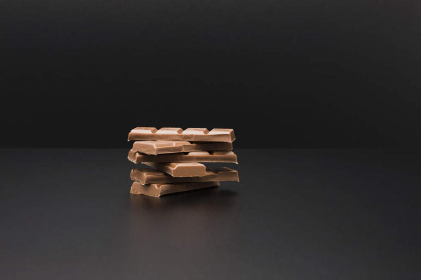 无人,横图,室内,特写,白天,正面,餐桌,桌子,一堆,许多,堆叠,堆积,黑色背景,食品,糖,糖果,甜点,甜品,食物,甜食,巧克力,摄影,影棚,餐台,堆,巧克力糖,彩图,影棚拍摄,拍摄