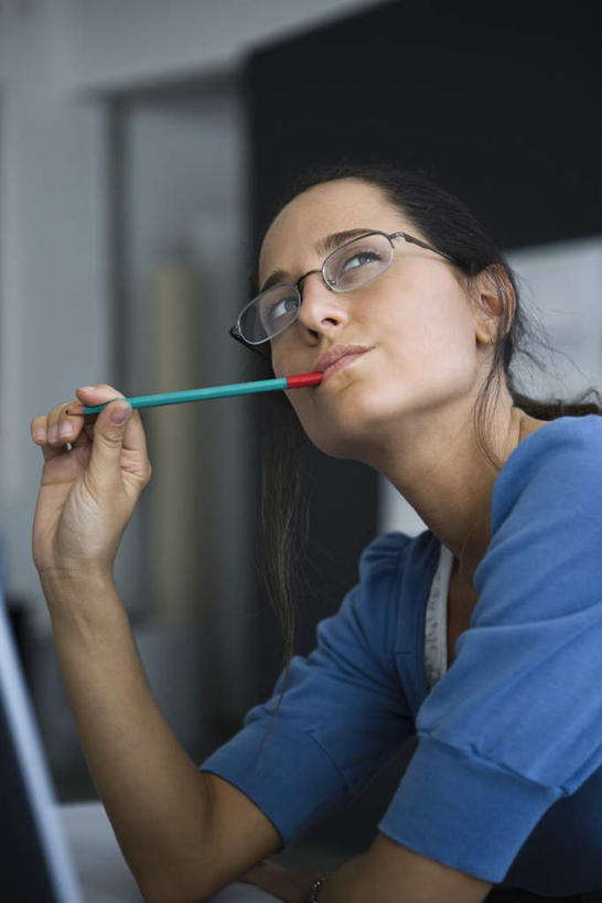 西方人,一个人,坐,竖图,室内,白天,正面,欧洲,欧洲人,仅一个年轻女性,仅一个女性,仅一个人,握,服装,笔,眼镜,注视,休闲装,衣服,看,休闲,思考,休闲服,考虑,握着,服饰,关注,近视眼镜,年轻女性,女人,女性,白种人,抬头,仰头,坐着,半身,彩图