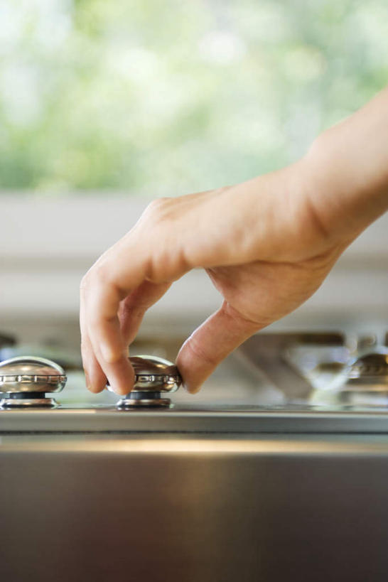 西方人,手,一个人,站,竖图,室内,特写,白天,正面,欧洲,欧洲人,仅一个年轻女性,仅一个女性,仅一个人,一排,朦胧,模糊,整齐,金属,煤气灶,拿,拿着,开关,排列,两个,站着,手部,单手,队列,年轻女性,女人,女性,白种人,站立,半身,彩图