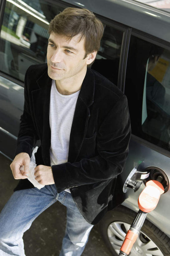 西方人,一个人,站,竖图,俯视,室外,白天,汽车,欧洲,欧洲人,仅一个男性,仅一个人,服装,休闲装,车,仅一个年轻男性,衣服,交通工具,轿车,加油,站着,休闲,休闲服,服饰,加油站,汽油,加油枪,计量加油枪,输油枪,油枪,男人,男性,年轻男性,白种人,站立,半身,彩图,高角度拍摄