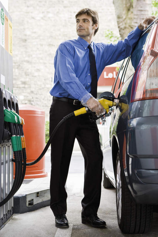 西方人,一个人,商务人士,商务男性,站,竖图,室外,白天,正面,衬衫,欧洲,欧洲人,仅一个男性,仅一个人,套装,朦胧,模糊,拿,拿着,仅一个年轻男性,手套,加油,站着,加油站,能源,商务装,汽油,工薪阶层,加油枪,计量加油枪,输油枪,油枪,男人,男性,年轻男性,白种人,白领,上班族,站立,彩图,全身,衬衣