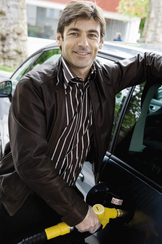 西方人,一个人,商务人士,商务男性,站,笑,微笑,露齿笑,竖图,室外,白天,正面,衬衫,汽车,欧洲,欧洲人,仅一个男性,仅一个人,套装,车,仅一个年轻男性,交通工具,轿车,加油,站着,加油站,能源,商务装,汽油,工薪阶层,男人,男性,年轻男性,白种人,白领,上班族,站立,半身,彩图,衬衣