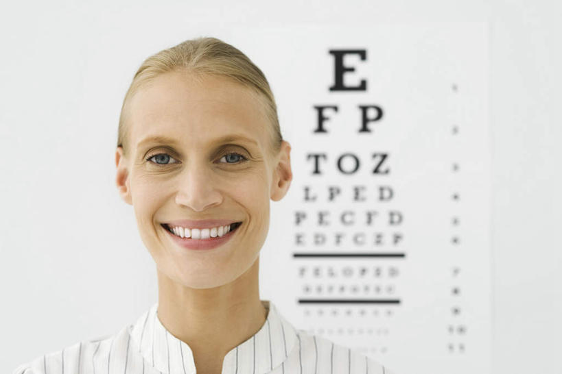 西方人,一个人,医生,医院,站,笑,微笑,横图,室内,白天,正面,欧洲,欧洲人,仅一个年轻女性,仅一个女性,仅一个人,一排,整齐,英文,标志,文字,字符,字母,标识,排列,黑色,站着,医护人员,医疗人员,英文字母,队列,视力表,医疗机构,年轻女性,女人,女性,白种人,大夫,站立,半身,彩图,病院,诊所