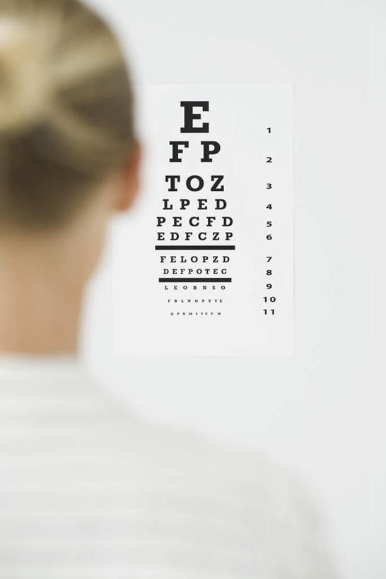 西方人,一个人,医生,医院,站,笑,微笑,竖图,室内,白天,欧洲,欧洲人,仅一个年轻女性,仅一个女性,仅一个人,一排,朦胧,模糊,整齐,英文,标志,文字,字符,字母,标识,排列,背面,黑色,站着,医护人员,医疗人员,英文字母,队列,视力表,医疗机构,年轻女性,女人,女性,白种人,大夫,站立,半身,彩图,病院,诊所