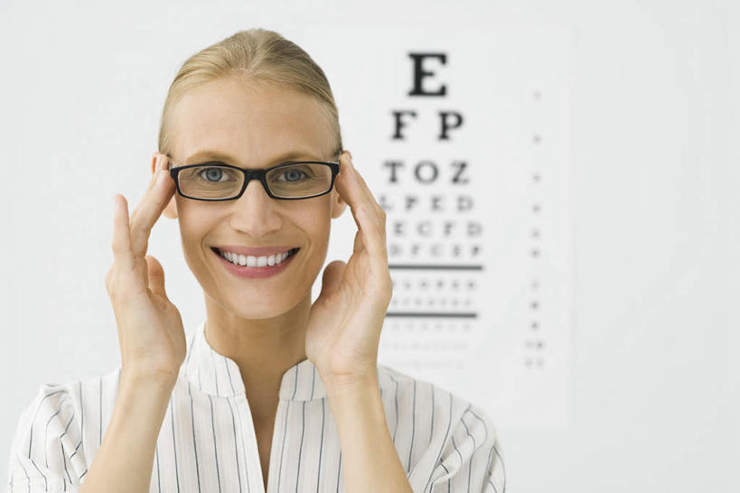 西方人,一个人,医生,医院,站,笑,微笑,横图,室内,白天,正面,欧洲,欧洲人,仅一个年轻女性,仅一个女性,仅一个人,一排,整齐,英文,标志,文字,眼镜,字符,字母,标识,排列,黑色,站着,医护人员,医疗人员,英文字母,队列,视力表,近视眼镜,医疗机构,年轻女性,女人,女性,白种人,大夫,站立,半身,彩图,病院,诊所