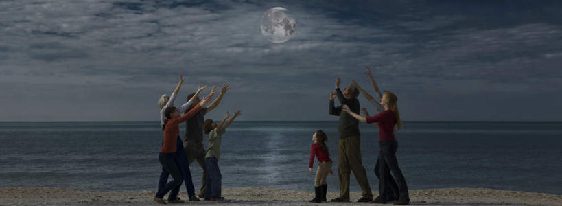 西方人,儿童,站,举,横图,室外,白天,侧面,纯洁,海浪,海洋,沙滩,欧洲,欧洲人,阴影,服装,光线,圆形,沙子,影子,海岸,浪花,水平线,月亮,云,云朵,辽阔,海平线,沙地,月光,许多人,云彩,休闲装,小孩,衣服,蓝色,白云,蓝天,天空,海水,天,托,站着,一群人,休闲,广阔,休闲服,可爱,童年,童趣,服饰,晴朗,一望无际,明亮,盼望,海景,童真,渴望,烂漫,无邪,皎洁,渴想,无边无际,一马平川,巴望,天真,男孩,男人,男性,年轻男性,年轻女性,女孩,女人,女性,白种人,孩子,大海,风浪,海,海水的波动,海滩,近岸浪,涌浪,晴空,举起,举手,举着,向上举,向上伸,向上托,站立,彩图,全身,水天相接,水天一线,一轮,男生,女生