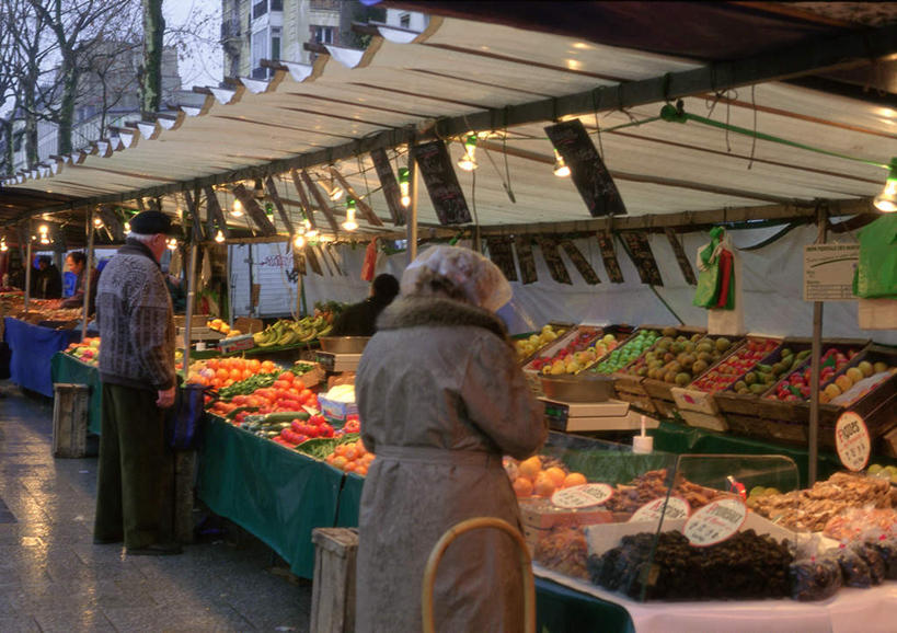 西方人,背部,两个人,站,横图,室外,白天,黄瓜,蔬菜,西红柿,照明,欧洲,欧洲人,一堆,许多,悬挂,堆积,新鲜,标志,摊位,文字,字符,字母,灯光,食品,集市,市场,标识,吊灯,灯,食物,灯具,站着,有机食品,绿色食品,堆,照亮,照明设备,老年男性,老年女性,男人,男性,女人,女性,白种人,青瓜,胡瓜,番茄,站立,半身,彩图