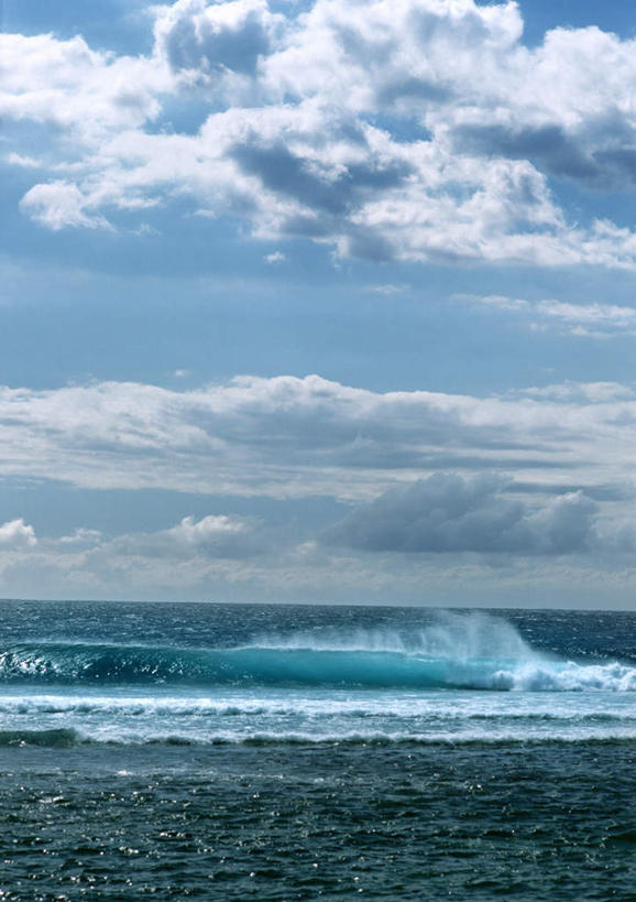无人,竖图,室外,白天,正面,旅游,度假,海浪,海洋,美景,景观,浪花,水平线,云,云朵,海平线,云彩,娱乐,蓝色,白云,蓝天,天空,自然,海水,天,享受,休闲,景色,放松,自然风光,海景,大海,风浪,海,海水的波动,近岸浪,涌浪,彩图