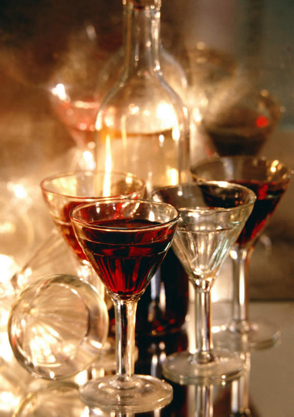 无人,竖图,室内,特写,白天,正面,餐桌,桌子,静物,杯子,两瓶,朦胧,模糊,高脚杯,红酒杯,玻璃制品,酒杯,餐台,玻璃杯,彩图