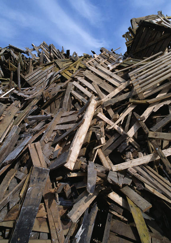 无人,竖图,室外,白天,仰视,一堆,许多,堆叠,堆积,木制,云,云朵,垃圾,云彩,蓝色,白云,蓝天,天空,天,堆,垃圾场,彩图,低角度拍摄