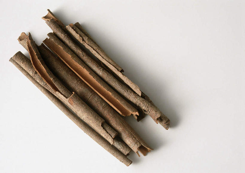 无人,横图,俯视,室内,特写,白天,白色背景,餐桌,桌子,静物,一堆,许多,堆叠,堆积,调料,褐色,肉桂,调味品,调味料,摄影,影棚,餐台,堆,彩图,高角度拍摄,影棚拍摄,拍摄