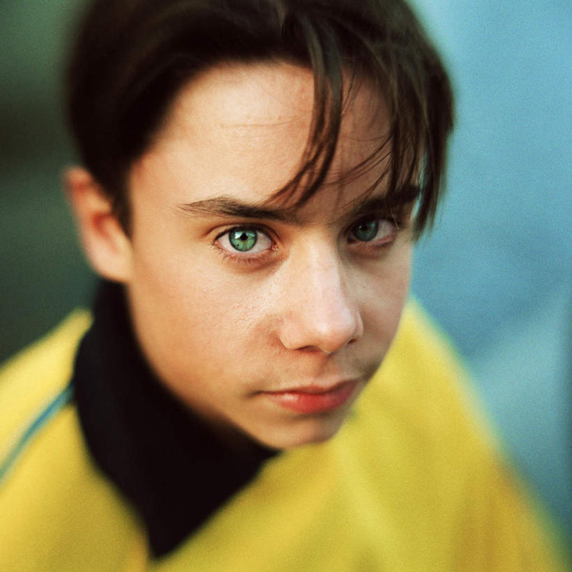 西方人,脸,头,脸颊,一个人,站,方图,室外,特写,白天,正面,欧洲,欧洲人,仅一个男性,仅一个人,朦胧,模糊,耳钉,仅一个年轻男性,站着,男人,男性,年轻男性,白种人,头部,脸部,脸蛋,面部,站立,半身,彩图