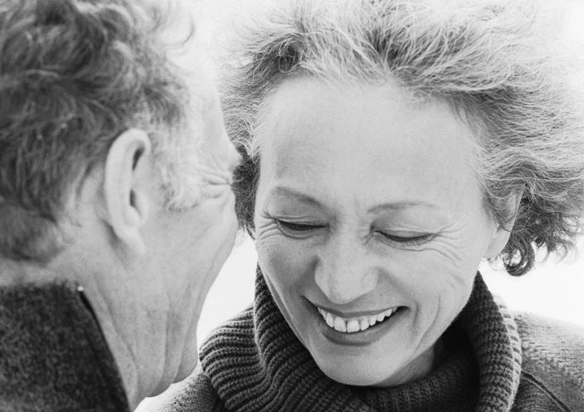 西方人,脸,头,脸颊,两个人,夫妻,坐,笑,微笑,露齿笑,横图,黑白,室外,特写,白天,正面,爱情,欧洲,欧洲人,浪漫,恩爱,恋人,老年男性,老年女性,男人,男性,女人,女性,白种人,头部,脸部,脸蛋,面部,情侣,坐着,半身,伴侣