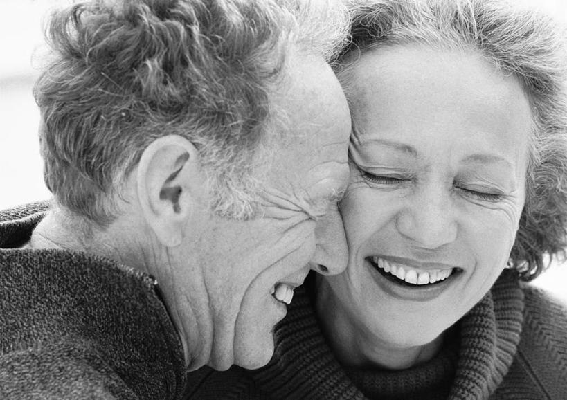 西方人,脸,头,脸颊,两个人,夫妻,坐,笑,微笑,露齿笑,横图,黑白,室外,特写,白天,正面,爱情,欧洲,欧洲人,浪漫,恩爱,恋人,老年男性,老年女性,男人,男性,女人,女性,白种人,头部,脸部,脸蛋,面部,情侣,坐着,半身,伴侣