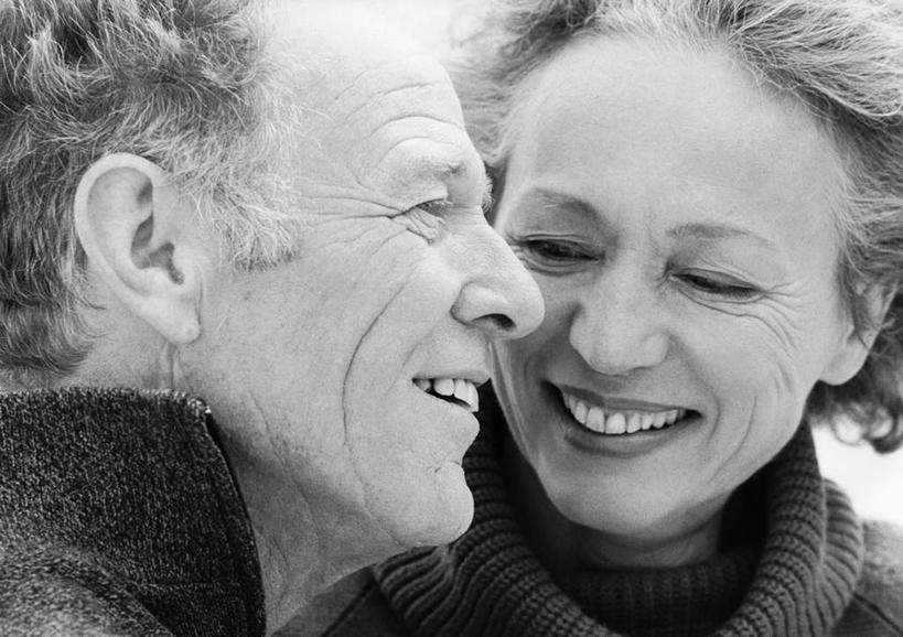 西方人,脸,头,脸颊,两个人,夫妻,坐,笑,微笑,露齿笑,横图,黑白,室外,特写,白天,正面,爱情,欧洲,欧洲人,浪漫,恩爱,恋人,老年男性,老年女性,男人,男性,女人,女性,白种人,头部,脸部,脸蛋,面部,情侣,坐着,半身,伴侣