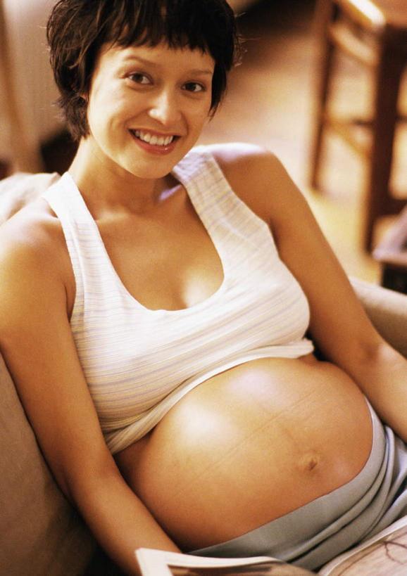 西方人,孕妇,脸,头,脸颊,一个人,坐,笑,微笑,露齿笑,竖图,室内,特写,白天,正面,窗帘,沙发,卧室,欧洲,欧洲人,仅一个年轻女性,仅一个女性,仅一个人,年轻女性,女人,女性,白种人,头部,脸部,脸蛋,面部,产妇,坐着,半身,彩图,睡房,卧房,皮沙发