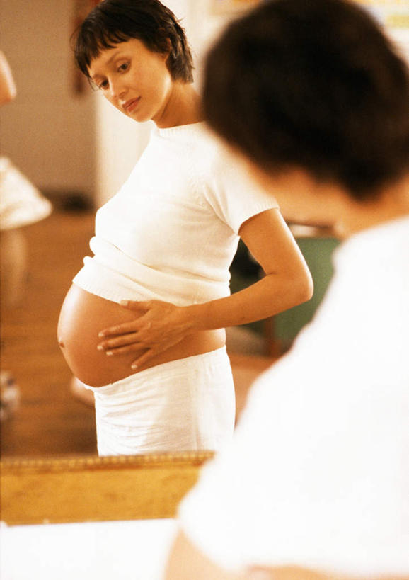 西方人,孕妇,腹部,一个人,客厅,站,摸,竖图,室内,白天,侧面,镜子,欧洲,欧洲人,仅一个年轻女性,仅一个女性,仅一个人,抚摸,站着,镜像,起居室,镜面,年轻女性,女人,女性,白种人,腹,肚子,产妇,触摸,接触,站立,半身,彩图