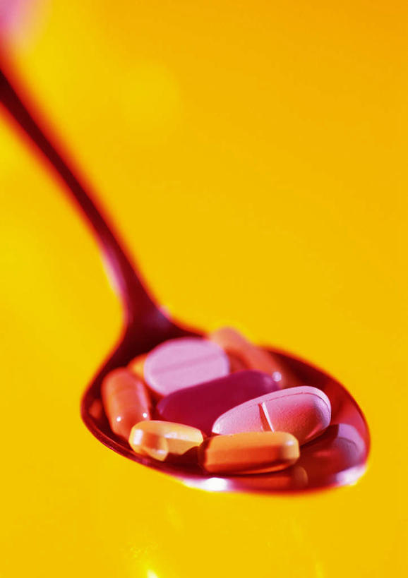 无人,竖图,俯视,室内,特写,白天,静物,金属制品,一堆,堆叠,堆积,黄色背景,朦胧,模糊,科学,医学,医药,金属,勺子,药片,药品,调羹,汤匙,治疗,摄影,影棚,堆,药物,西药,彩图,高角度拍摄,影棚拍摄,拍摄