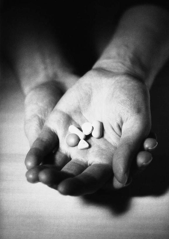 手,无人,捧,竖图,俯视,黑白,室内,特写,白天,静物,五个,一堆,一双,许多,堆叠,堆积,科学,医学,医药,药片,药品,手部,治疗,堆,药物,西药,端,端着,捧着,手捧,高角度拍摄