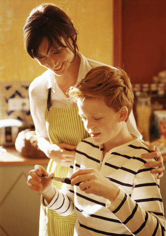 西方人,儿童,两个人,家庭,母亲,儿子,站,竖图,室内,白天,侧面,纯洁,厨房,厨具,欧洲,欧洲人,拿,拿着,小孩,站着,温暖,温馨,母子,一家人,可爱,母爱,童年,童趣,和睦,童真,烂漫,无邪,削皮刀,天真,男孩,年轻女性,女人,女性,白种人,孩子,年轻人,储藏用具,站立,半身,彩图,灶间,融洽,男生