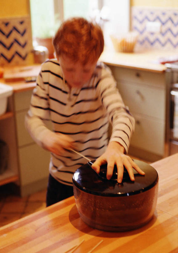 西方人,儿童,一个人,站,竖图,室内,白天,正面,纯洁,餐桌,厨房,桌子,蔬菜,厨具,水果,欧洲,欧洲人,仅一个男性,仅一个人,朦胧,模糊,蔬菜沙拉,沙拉,拿,拿着,色拉,沙律,小孩,站着,仅一个小孩,可爱,童年,童趣,有机食品,绿色食品,餐台,色拉酱,千岛酱,童真,烂漫,无邪,天真,男孩,男人,男性,白种人,孩子,储藏用具,站立,半身,彩图,灶间,男生