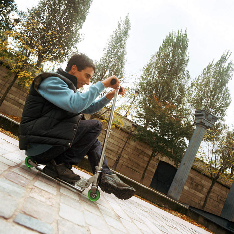 西方人,一个人,坐,方图,室外,白天,仰视,锻炼,运动,植物,道路,路,公路,欧洲,欧洲人,仅一个男性,仅一个人,阴影,光线,影子,交通,树,树木,仅一个年轻男性,绿色,阳光,自然,滑板车,生长,成长,体育,男人,男性,年轻男性,白种人,马路,坐着,彩图,低角度拍摄,全身,健身