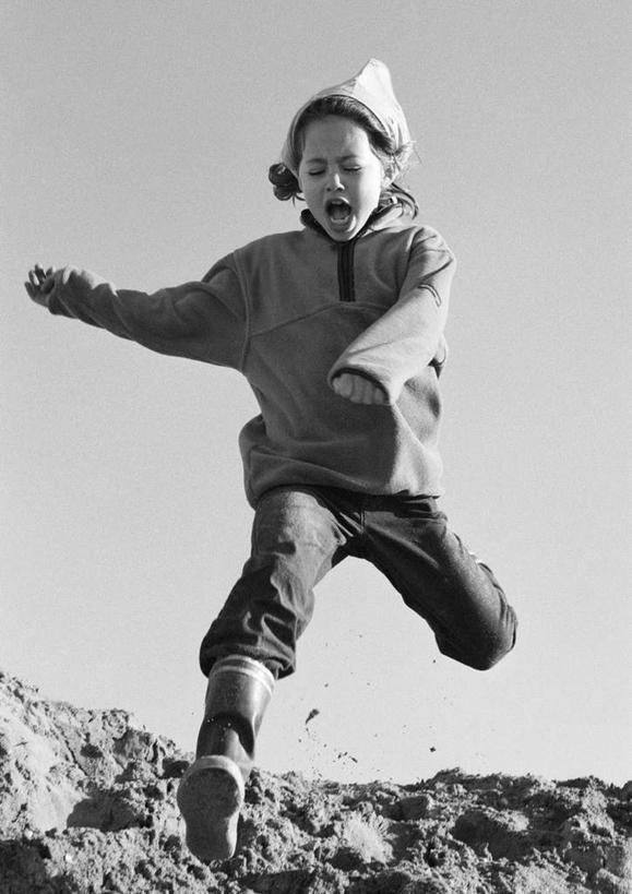 西方人,儿童,一个人,跳,竖图,黑白,室外,白天,仰视,纯洁,石头,山,欧洲,欧洲人,仅一个男性,仅一个人,石子,山顶,山峰,云,云朵,山峦,半空,云彩,跨越,小孩,蓝色,白云,蓝天,天空,天,仅一个小孩,可爱,童年,童趣,童真,烂漫,无邪,天真,男孩,男人,男性,白种人,孩子,石块,岩石,跳跃,半身,低角度拍摄,男生