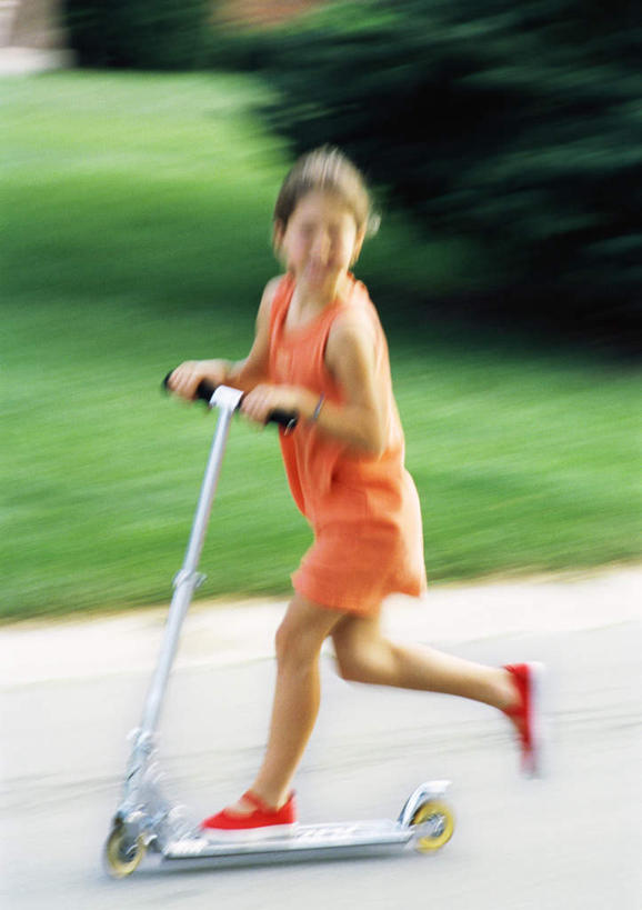 西方人,儿童,一个人,站,竖图,室外,白天,侧面,游戏,纯洁,草地,草坪,植物,道路,路,公路,欧洲,欧洲人,仅一个女性,仅一个人,朦胧,模糊,交通,玩,娱乐,草,树,树木,小孩,绿色,自然,站着,仅一个小孩,休闲,滑板车,可爱,童年,童趣,生长,成长,活动,发泄,消遣,智力,童真,烂漫,无邪,宣泄,天真,女孩,女人,女性,白种人,孩子,马路,玩耍,嬉戏,站立,彩图,全身,女生